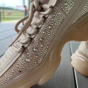 NIB STEVE MADDEN SM-NY90 ATHLETIC SHOES WITH CRYSTAL EMBELLISHMENTS. Size 8.5